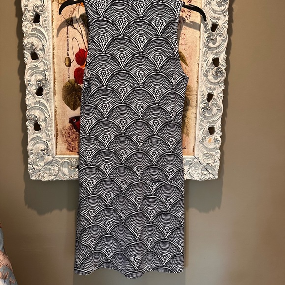 Melly M Blue and White Sleeveless Sheath Dress with Zip Collar - Picture 4 of 9